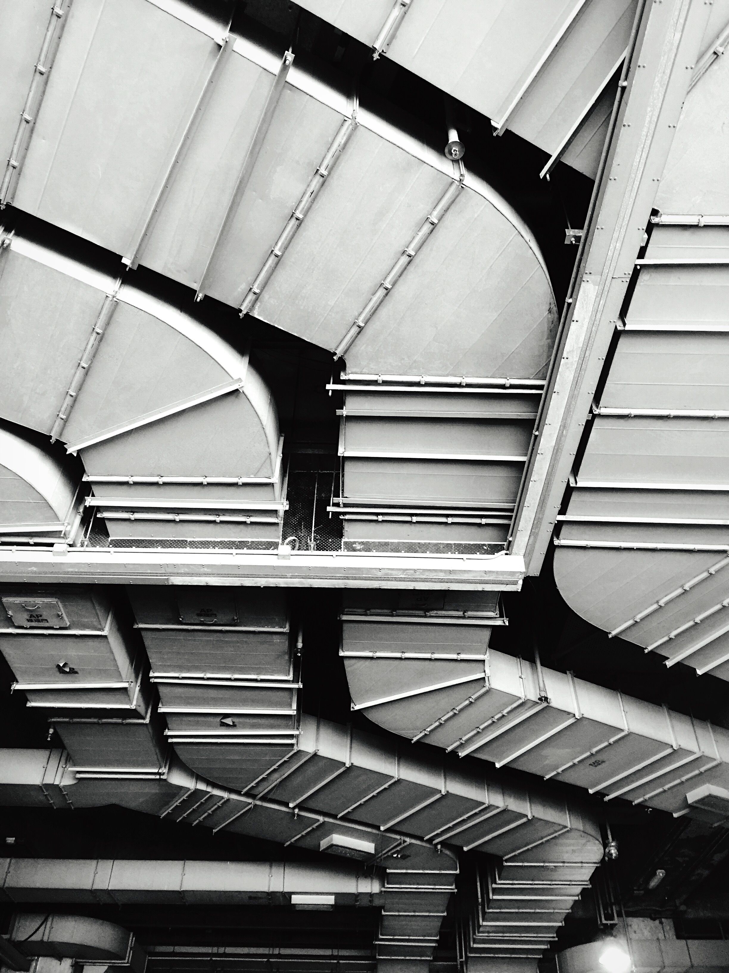 Profesionalna montaža ventilacijskih sustava i kuhinjskih napa u modernom poslovnom objektu